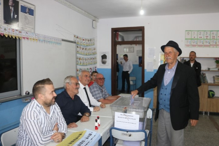 Üç ilde mini seçim yarışı… 10 bin kişi sandık başında