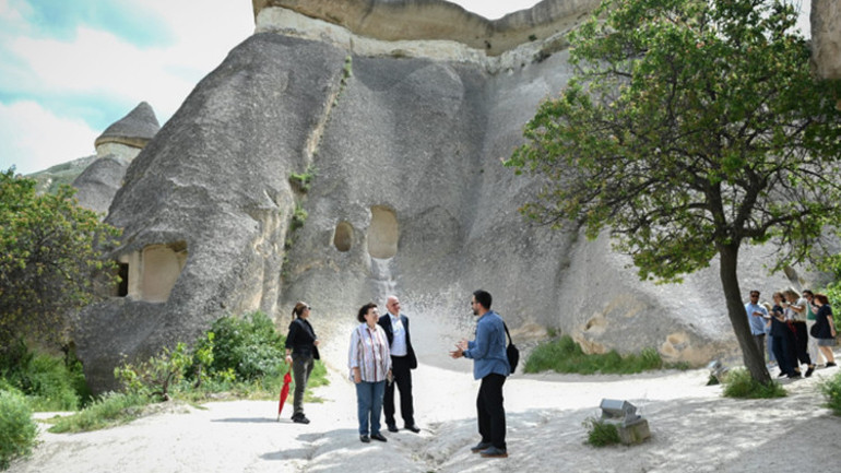 Yunan bakan Kapadokya turunda
