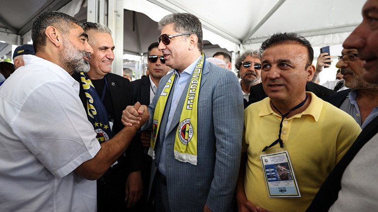 Fenerbahçede seçimi kazanan Aziz Yıldırım yeniden başkan oldu