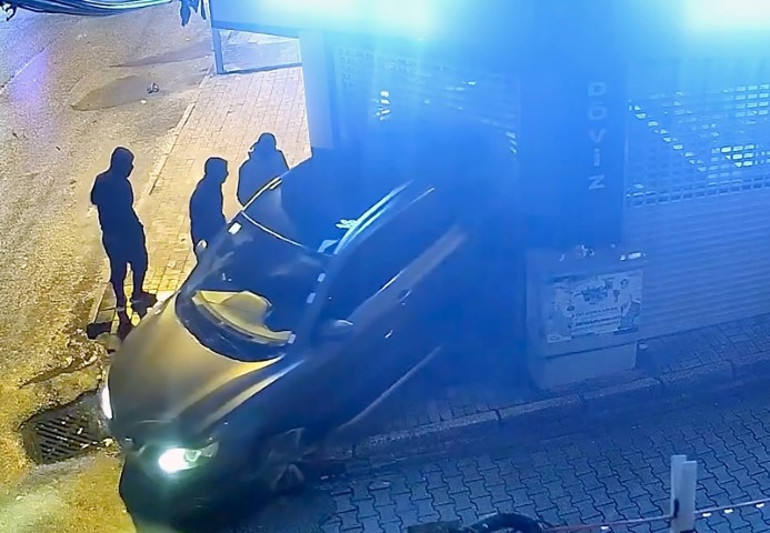Film sahnelerini aratmayan soygun: Ciple dalıp 16 bin dolar çaldılar