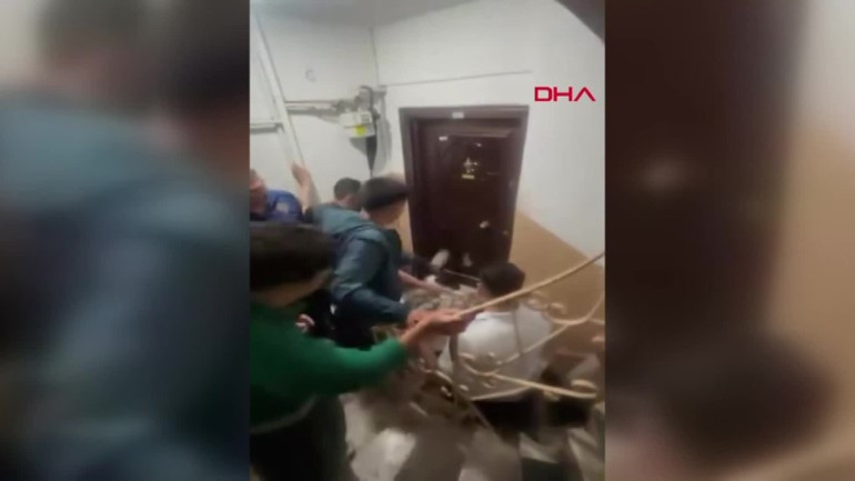 Mahalleli kapıyı tekmeleyerek içeri girmeye çalıştı