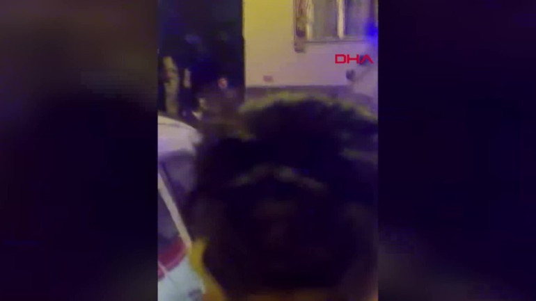 Mahalleli kapıyı tekmeleyerek içeri girmeye çalıştı