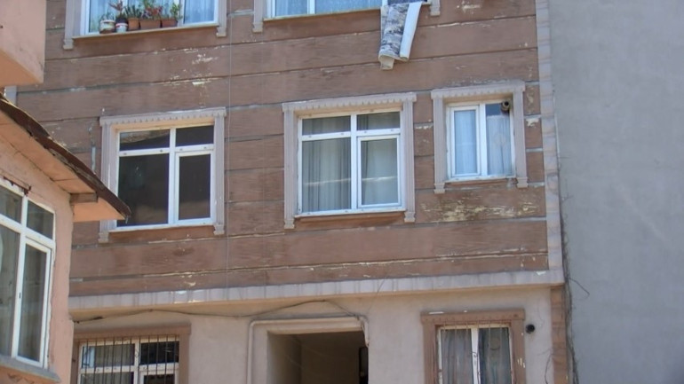 Mahalleli kapıyı tekmeleyerek içeri girmeye çalıştı