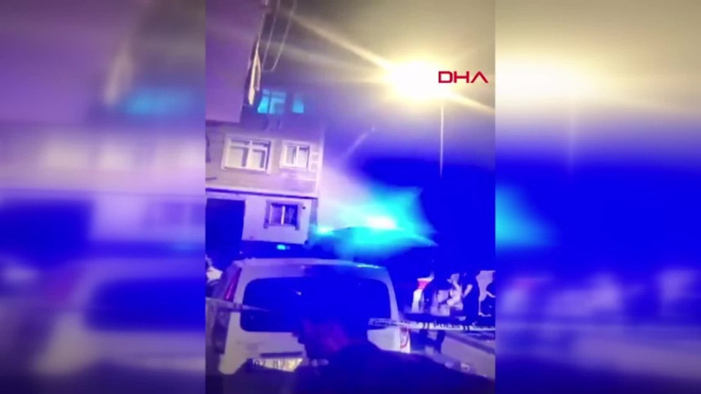 Mahalleli kapıyı tekmeleyerek içeri girmeye çalıştı