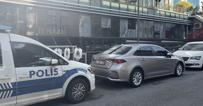 Beykozda iş merkezine silahlı saldırı: Şüpheliler motosikletle kaçtı