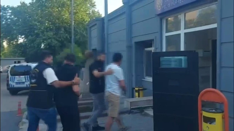 Baba ile oğlu saldırıp bıçakladı