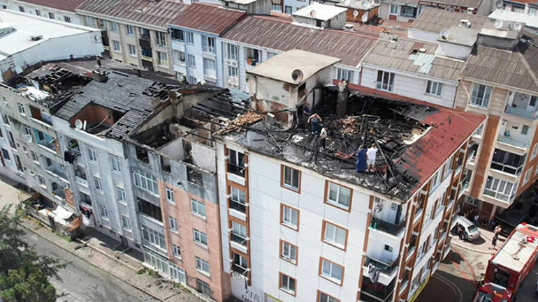 Esenyurtta bina çatısında yangın Korku dolu anlar kamerada