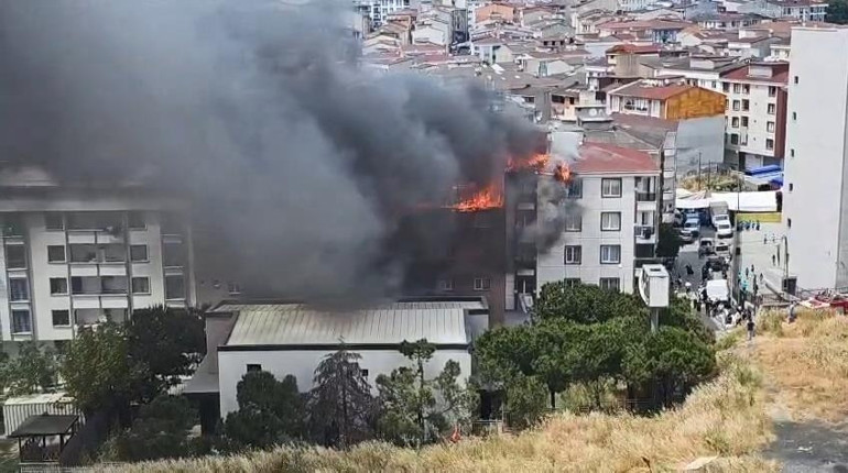 Esenyurtta bina çatısında yangın Korku dolu anlar kamerada