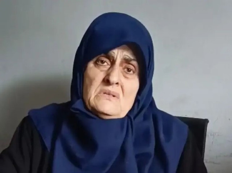 Cinnet geçirdim kuzum | Yaşlı kadın, kocasını parçalarken etrafa poşet sermiş
