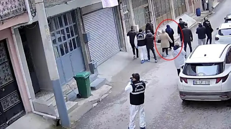 Cinnet geçirdim kuzum | Yaşlı kadın, kocasını parçalarken etrafa poşet sermiş