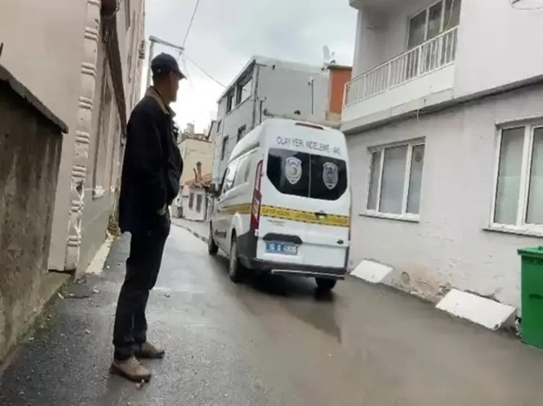 Cinnet geçirdim kuzum | Yaşlı kadın, kocasını parçalarken etrafa poşet sermiş
