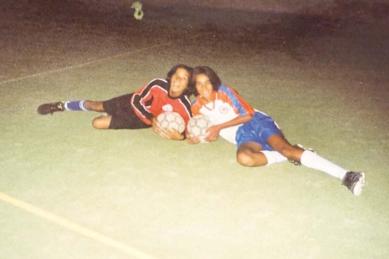 Eski milli futbolcu kız kardeşler öğrencileriyle yeşil sahada…