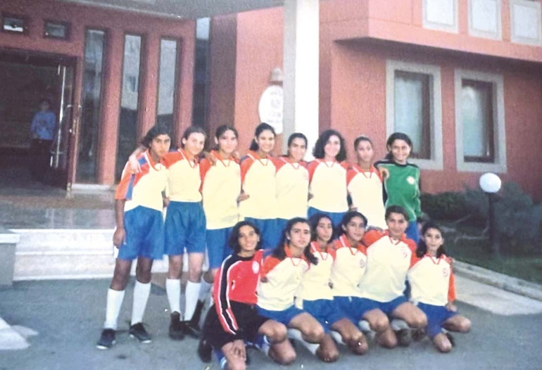 Eski milli futbolcu kız kardeşler öğrencileriyle yeşil sahada…