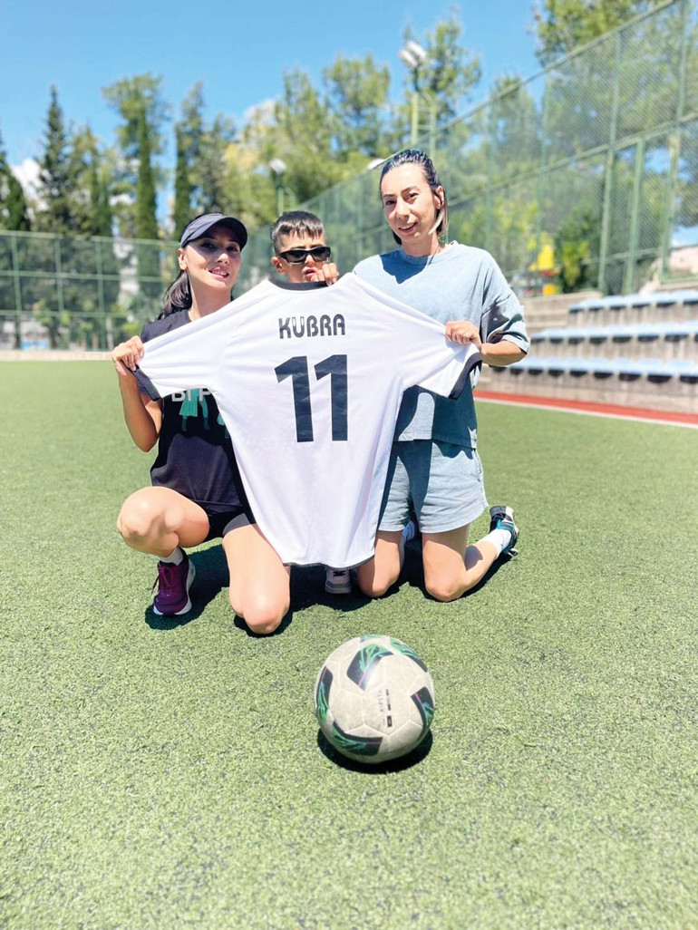 Eski milli futbolcu kız kardeşler öğrencileriyle yeşil sahada…