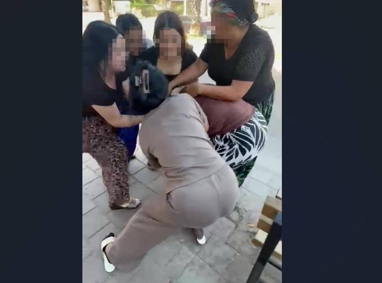 Bebeğinin yanında dövüp üzerindeki kıyafetleri çıkardılar Genç kadın o anları anlattı... Evinin etrafına bırakıp polise şikayet ederiz tehdit ediyorlar
