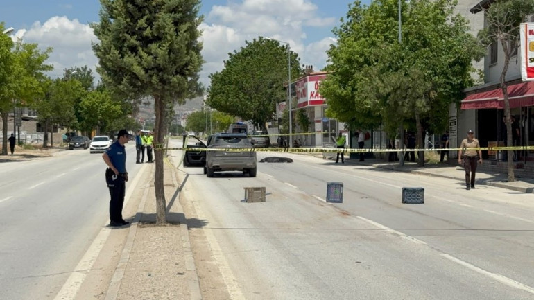 Yolun karşısına geçmeye çalışıyordu