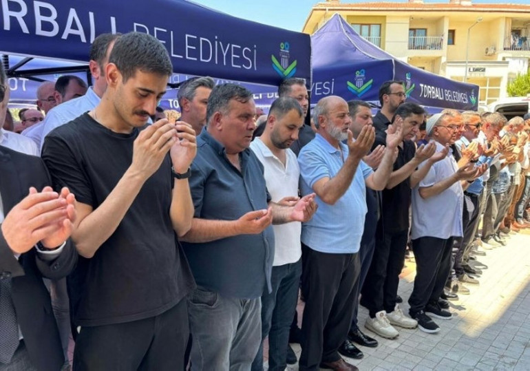 Irmak öğretmen memleketinde toprağa verildi... Cenazede yürek yakan anlar