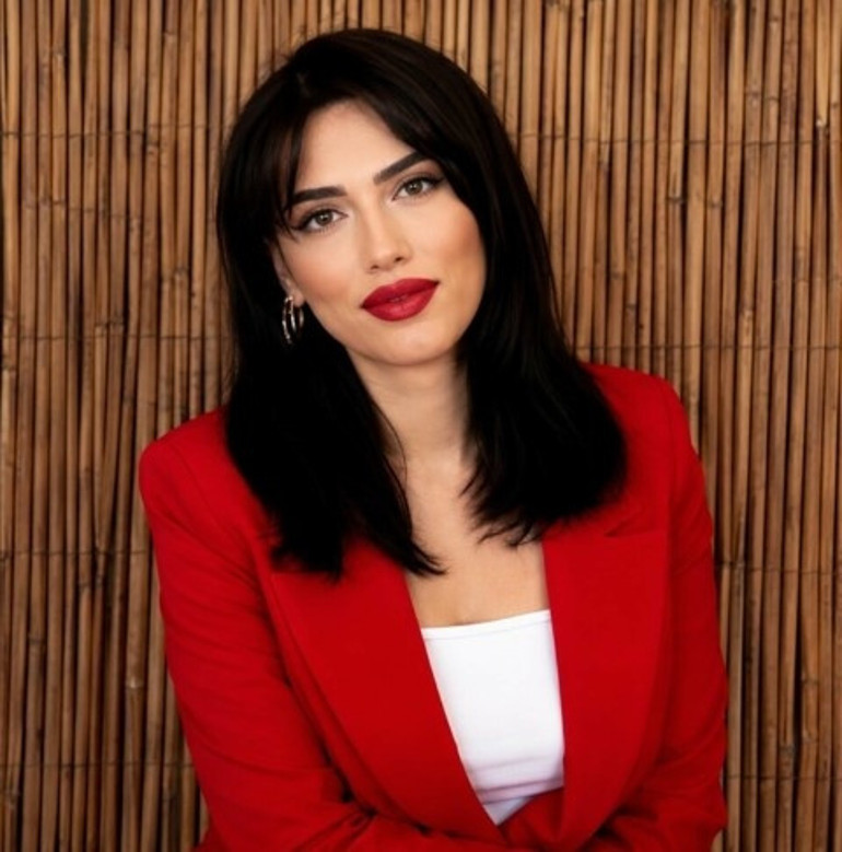 Irmak öğretmen memleketinde toprağa verildi... Cenazede yürek yakan anlar