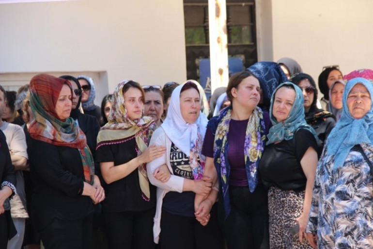 Irmak öğretmen memleketinde toprağa verildi... Cenazede yürek yakan anlar