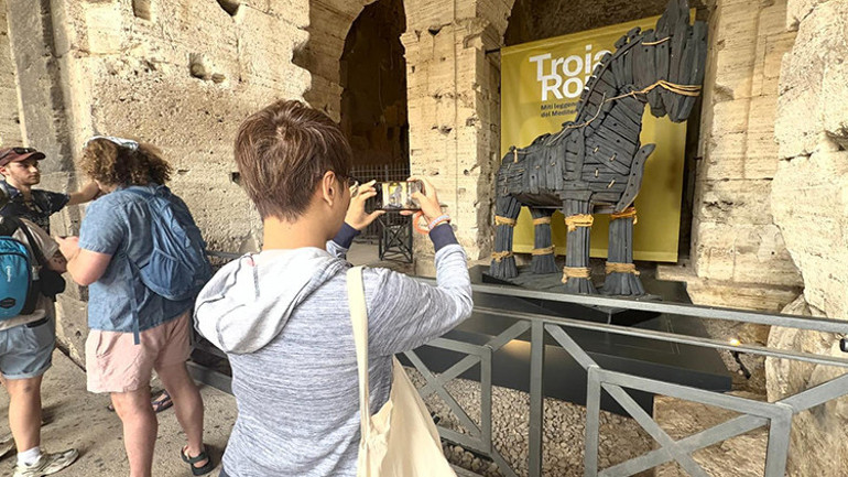  Troya, 221 eserle Kolezyumda