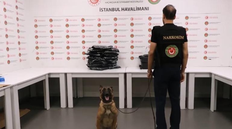 20 milyon lira değerinde İstanbul Havalimanında bir yolcunun valizinde 22 kilo 500 gram esrar ele geçirildi