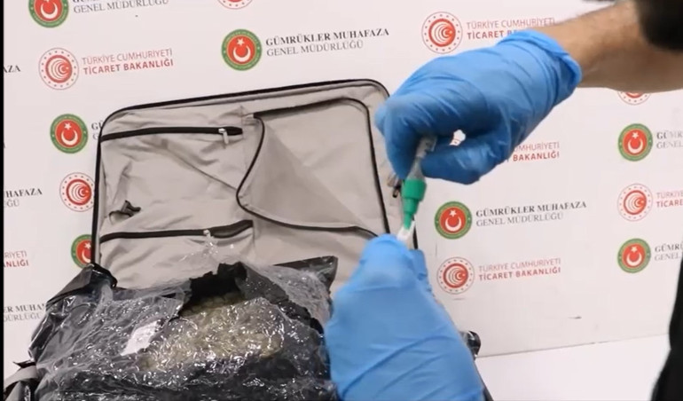 20 milyon lira değerinde İstanbul Havalimanında bir yolcunun valizinde 22 kilo 500 gram esrar ele geçirildi