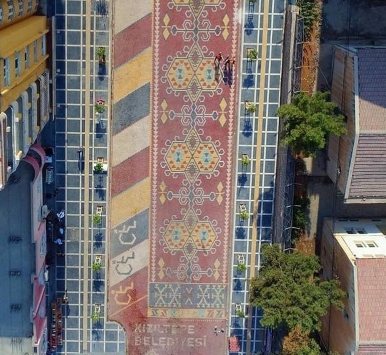 Mardinde 220 metre uzunluğundaki halı motifli cadde ilgi görüyor