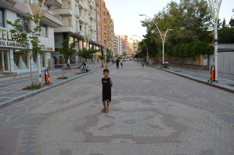 Mardinde 220 metre uzunluğundaki halı motifli cadde ilgi görüyor