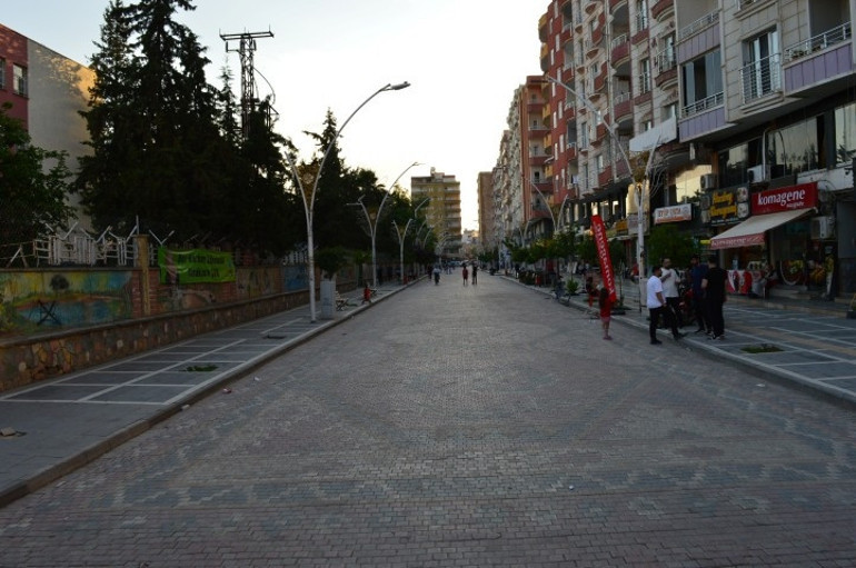 Mardinde 220 metre uzunluğundaki halı motifli cadde ilgi görüyor