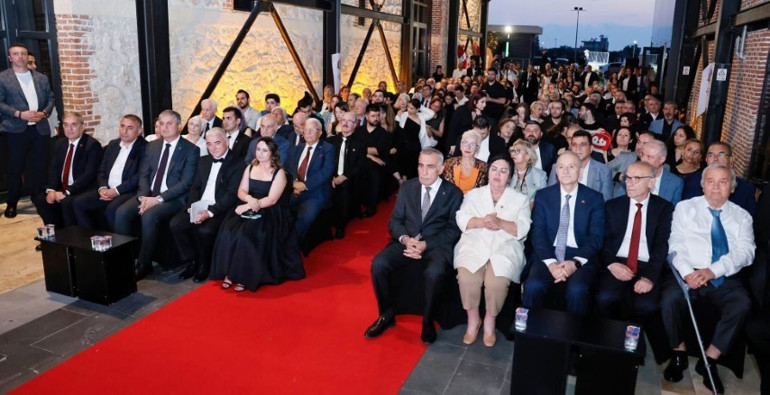 Gazetecilerin çınarlarına saygı, başarıya ödül