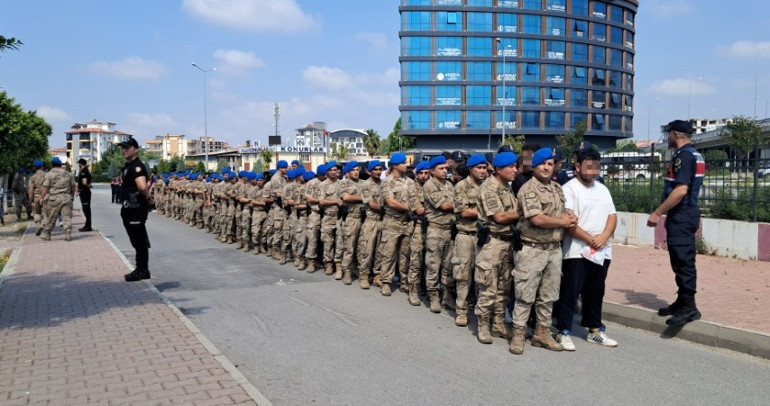 Devasa para trafiği 8 milyarlık işlem hacmi tespit edilmişti: Yoğun güvenlik tedbirleriyle adliyeye sevk edildiler