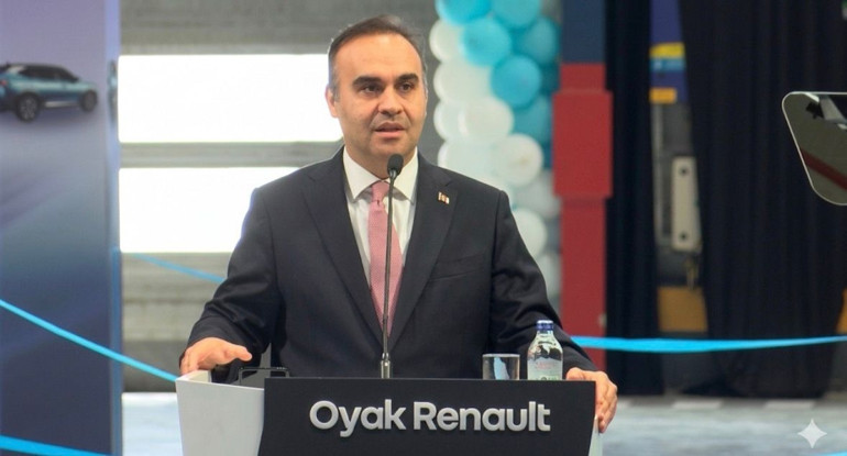 Yeni Renault banttan indi Bakan Kacır yakından inceledi
