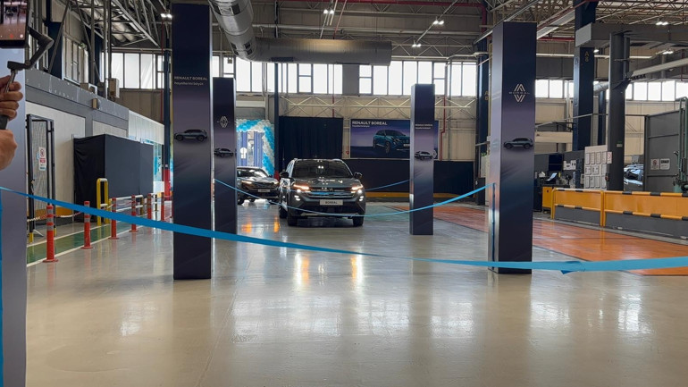 Yeni Renault banttan indi Bakan Kacır yakından inceledi