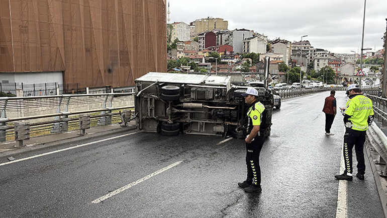 Şişli Bomonti Tünel çıkışında kamyonet devrildi: Yol trafiğe kapandı