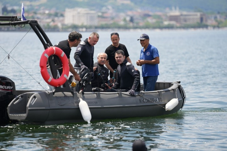 2,4 milyon metreküp dip çamuru temizlendi Bakan Kurum İzmit Körfezine tüple daldı