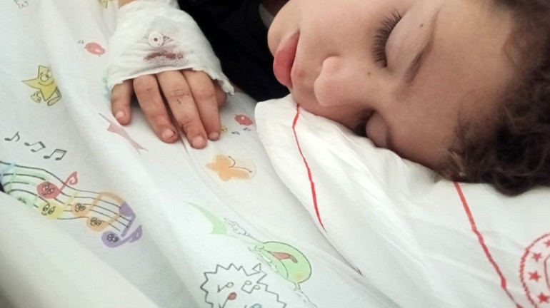 Kek paketinin içinden çıktı, küçük çocuk bilmeden yiyince ölümden döndü