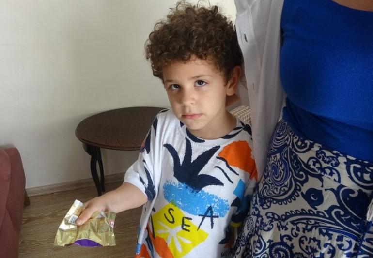 Kek paketinin içinden çıktı, küçük çocuk bilmeden yiyince ölümden döndü