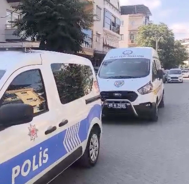 Eşini silahla öldürüp kızını yaraladı