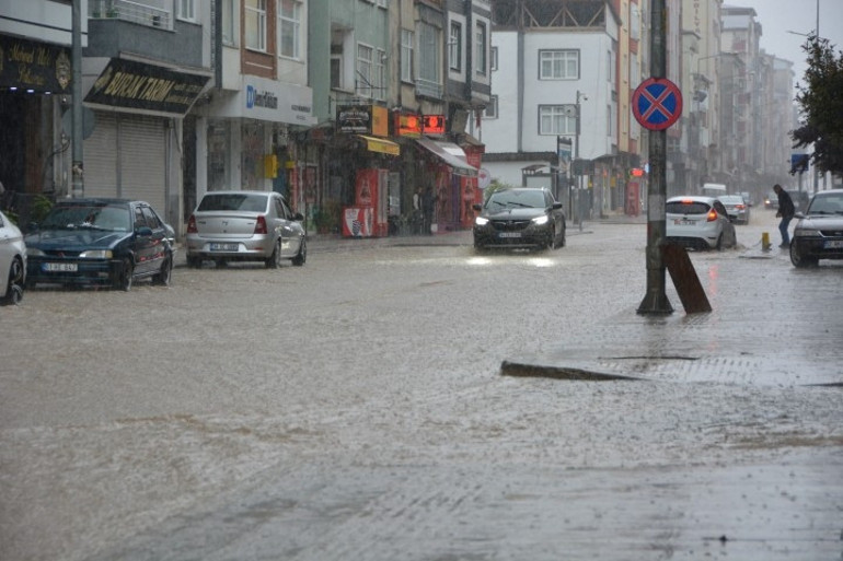 İstinat duvarı çöktü