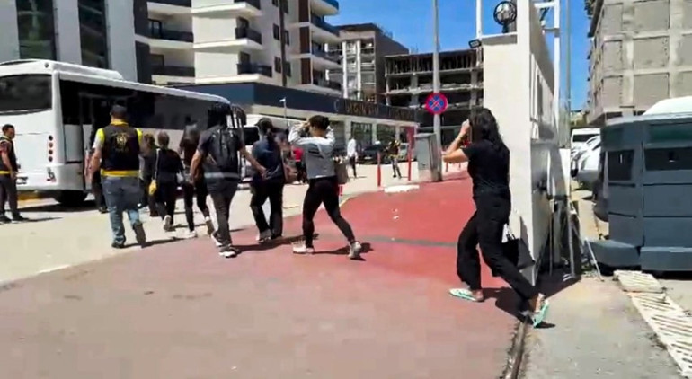 Çok sayıda kadın gözaltına alındı