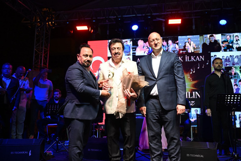 Ahmet Selçuk İlkan’ın 50. sanat yılı konseri muhteşemdi