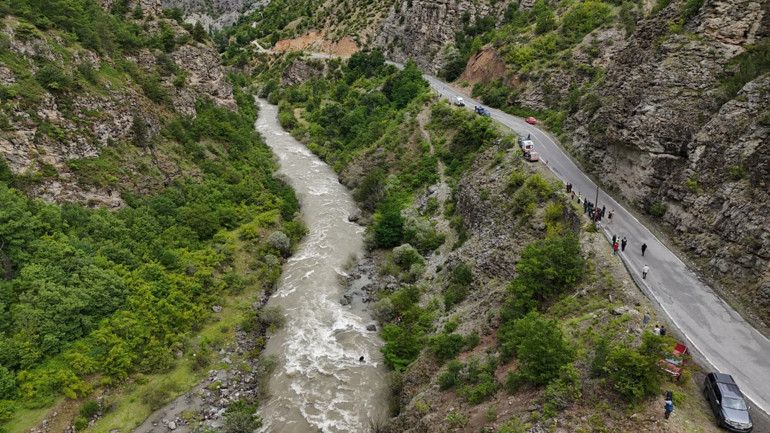 Artvinde feci kaza Çoruh Nehri’ne düşen otomobilde kaybolan baba-oğul için arama çalışması başlatıldı