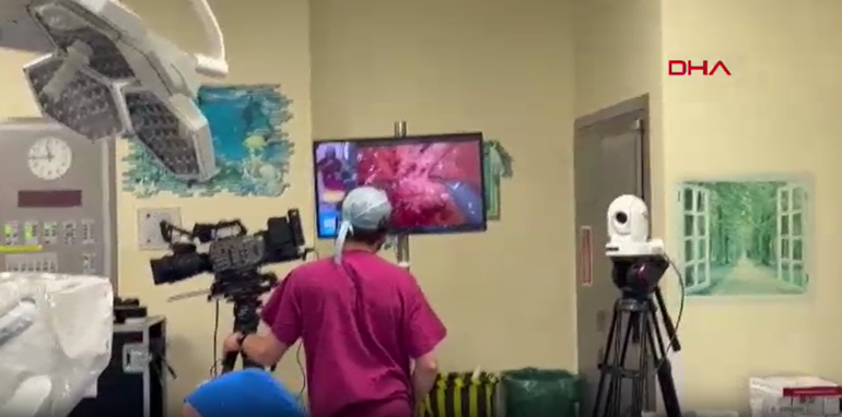 Binlerce kişi izledi Türk cerrahtan İngilterede robotik canlı ameliyat