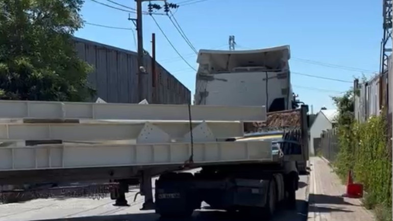 TIR ile duvar arasına sıkışan çocuk hayatını kaybetti