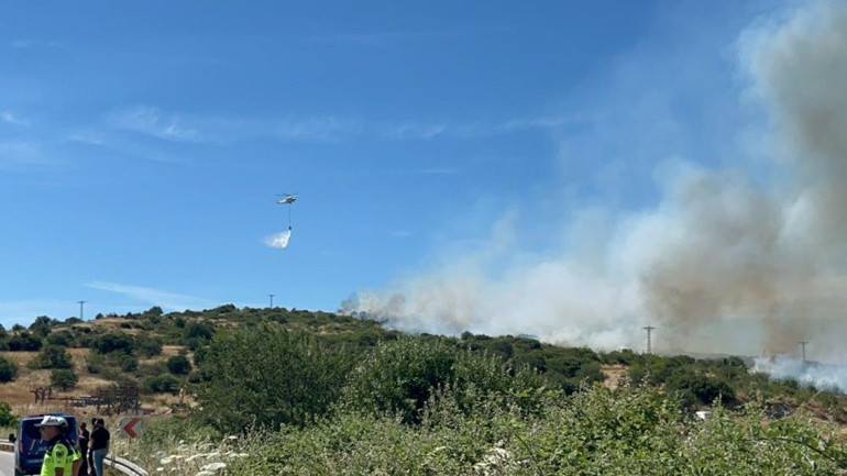 Çanakkalede bozuk orman sahasında yangın Havadan ve karadan müdahale ediliyor