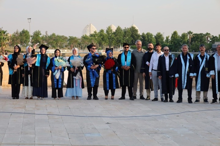 Şanlıurfa’da azimli bir annenin hikayesi Oğluyla aynı sıradan mezun oldu