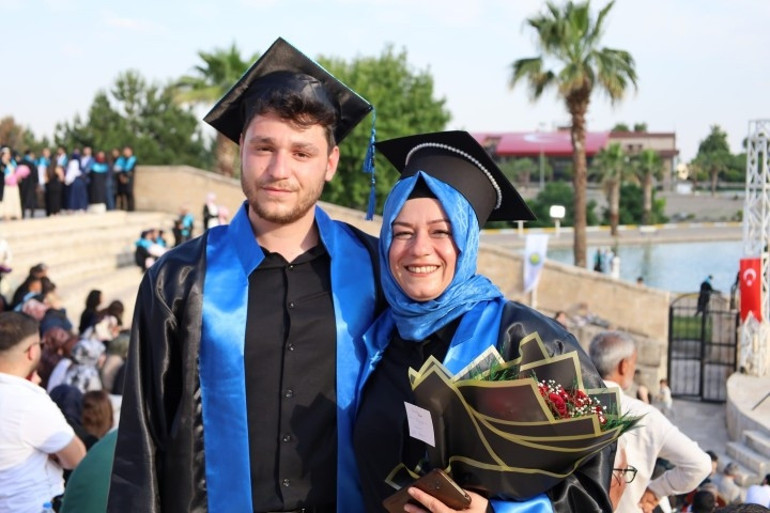 Şanlıurfa’da azimli bir annenin hikayesi Oğluyla aynı sıradan mezun oldu