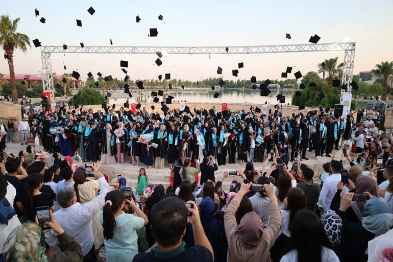 Şanlıurfa’da azimli bir annenin hikayesi Oğluyla aynı sıradan mezun oldu