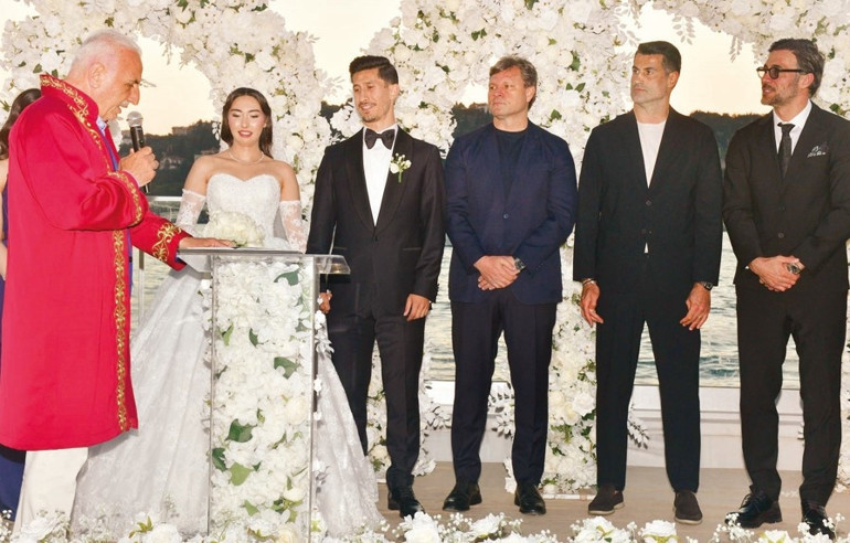 Ünlü futbolcu Burak Öksüz ve Cansu Karadoğan evlendi