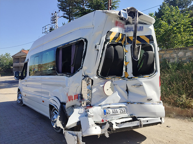 Kırşehirde işçi servisleri çarpıştı: 42 kişi yaralandı